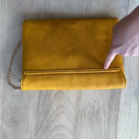 Stitch Fix Urban Expressions Nala Tassel Zip Clutch in mustard yellow - Picture 5 of 6